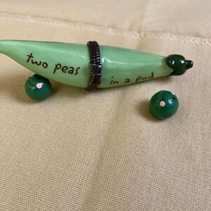 Two Peas in a Pod with two Pea trinkets